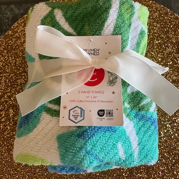 Vibrant NWT Tropical  Green and Blue , pack of 2 Hand Towels. - Picture 3 of 4
